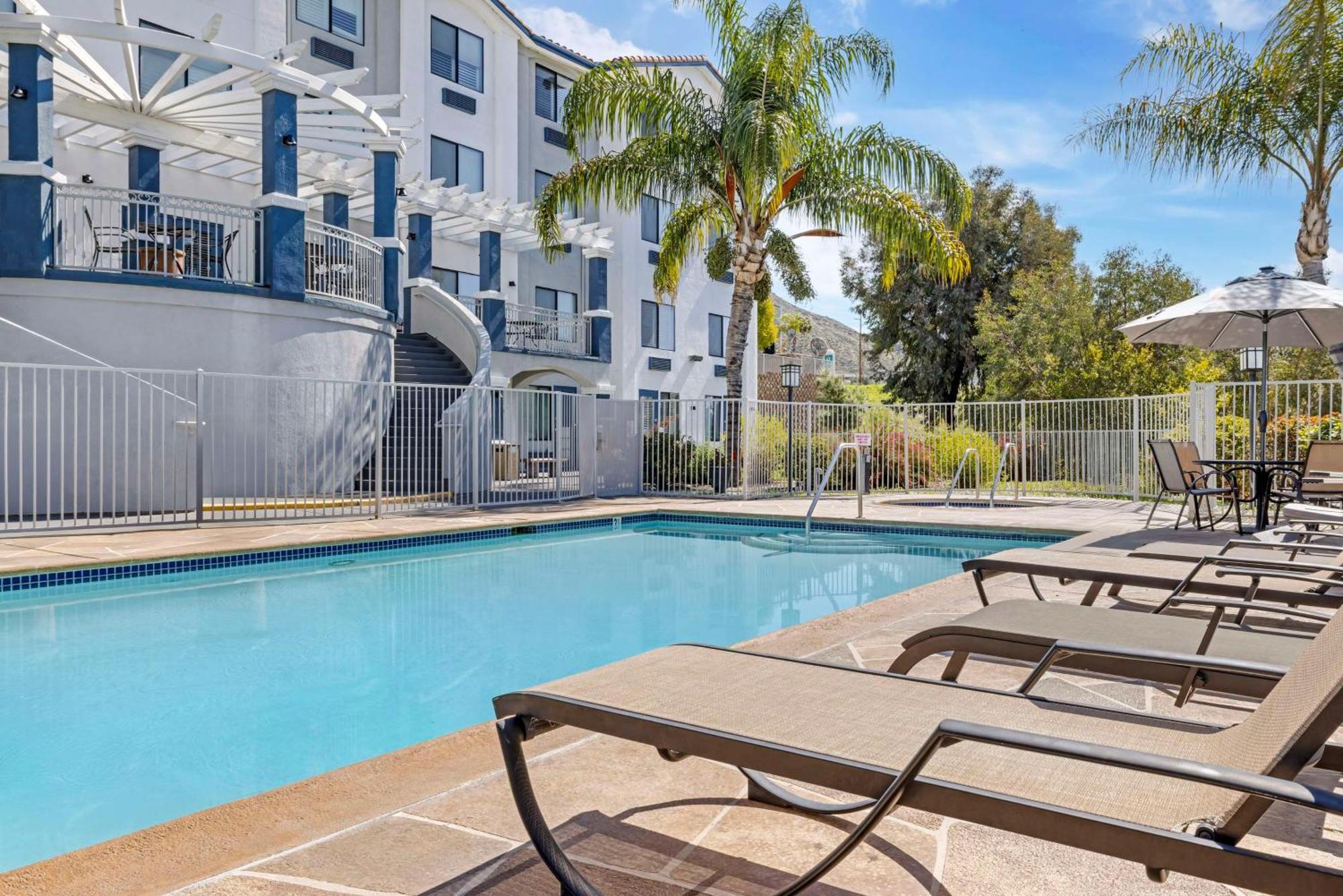 Best Western Plus Lake Elsinore Inn & Suites Exterior photo