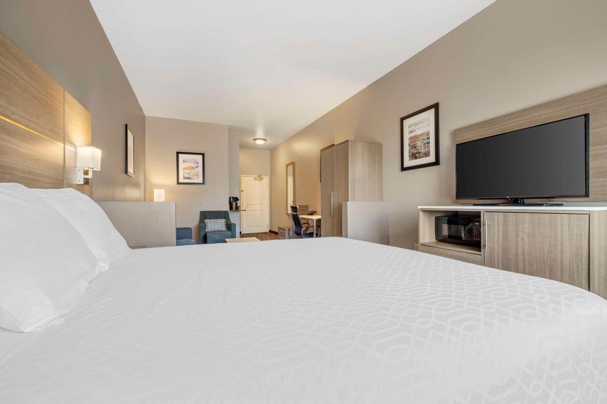 Best Western Plus Lake Elsinore Inn & Suites Exterior photo
